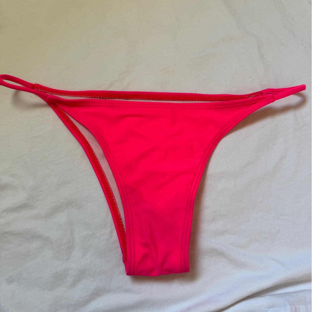 Bikini - Picture 2 of 6